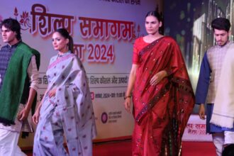 Models showcasing handwoven fabric and craft of skilled artisans representing diﬀerent regions of the country